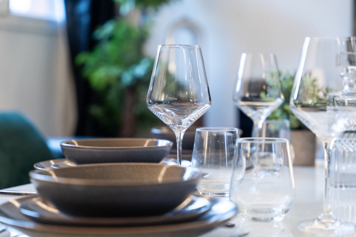 Salon lumineux avec canapé et détails soignés — Paris sans le bruit, meublé 4★ Boulogne-Billancourt
